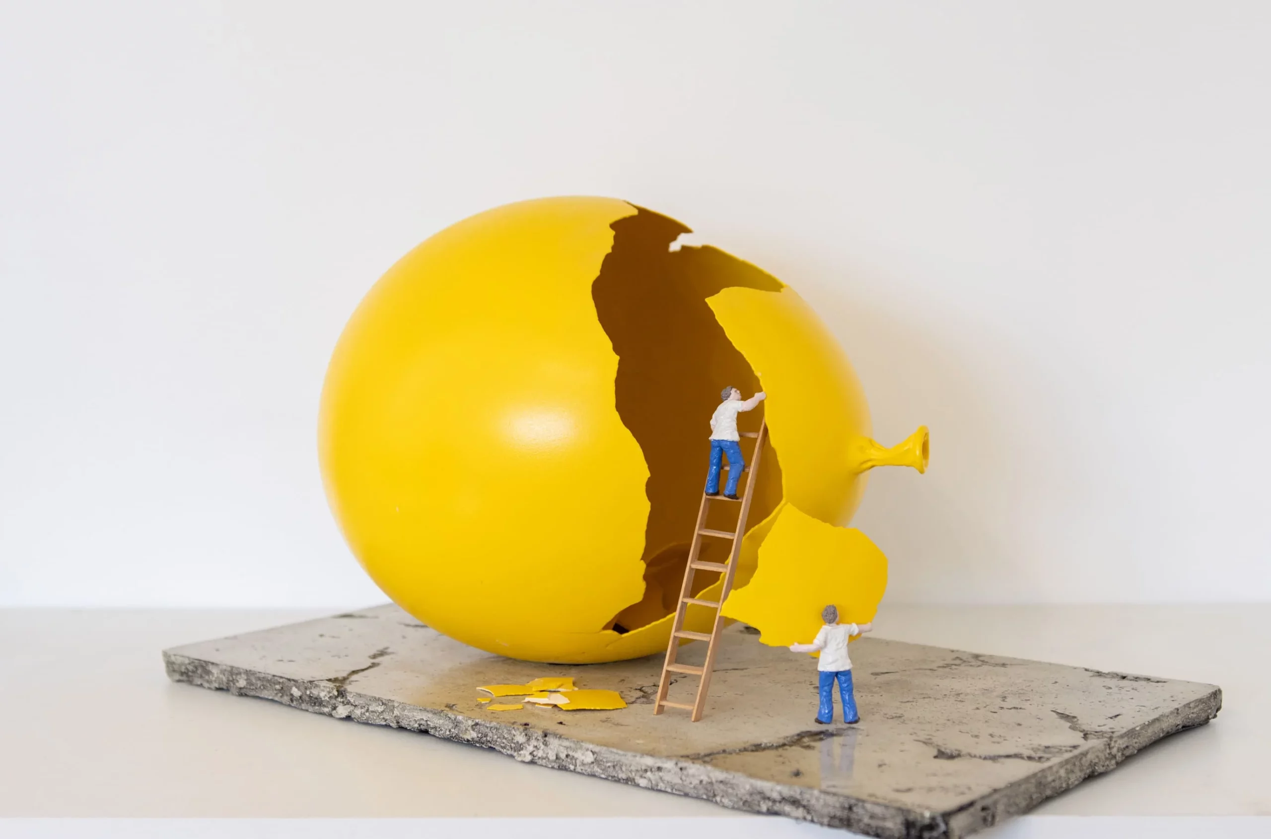 sculpture_resine_design_moderne_ballon_réparer